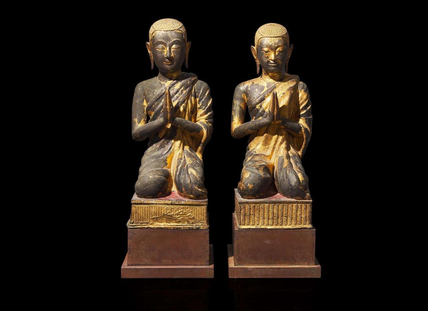 An associated pair of Thai gilt lacquered bronze kneeling Buddhist attendants, Rattanakosin period 銅製泰國佛像或一對 拉達那哥欣王朝