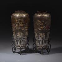 A Pair of Japanese Kaga Style Mixed Metal-Inlaid and Patinated Bronze Vases, Attributed to Suzuki Chokichi, Meiji Period — 日本明治時期 或爲鈴木長吉造 銅瓶一對
