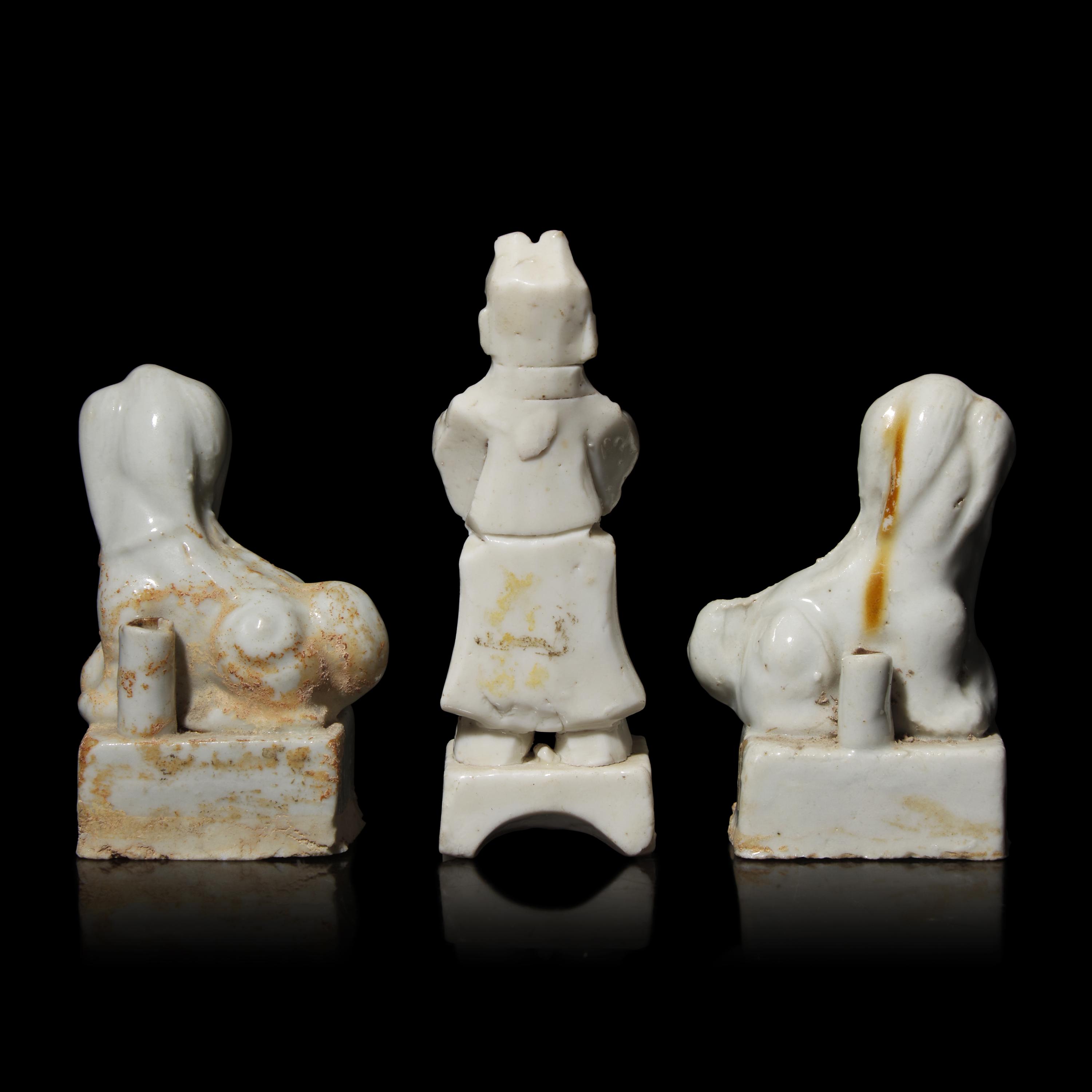 Three Small Korean White Glazed Porcelain Figural Joss Stick Holders, 16th/17th Century 十六-十七世紀 朝鮮白瓷俑三件