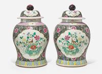 A pair of Chinese famille rose-decorated black ground jars and covers, Qing dynasty 粉彩墨地大蓋罐一對 清