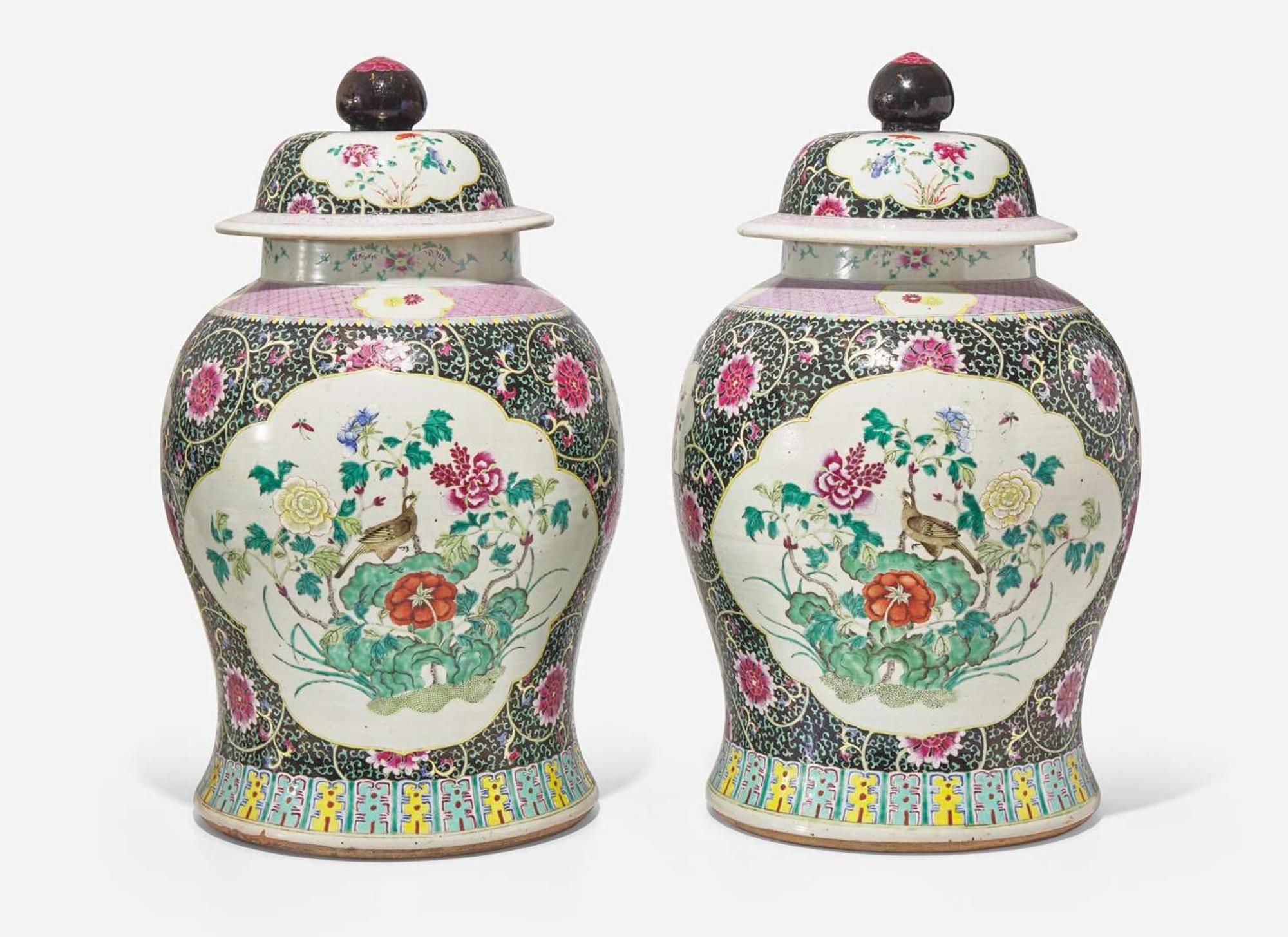 A pair of Chinese famille rose-decorated black ground jars and covers, Qing dynasty 粉彩墨地大蓋罐一對 清