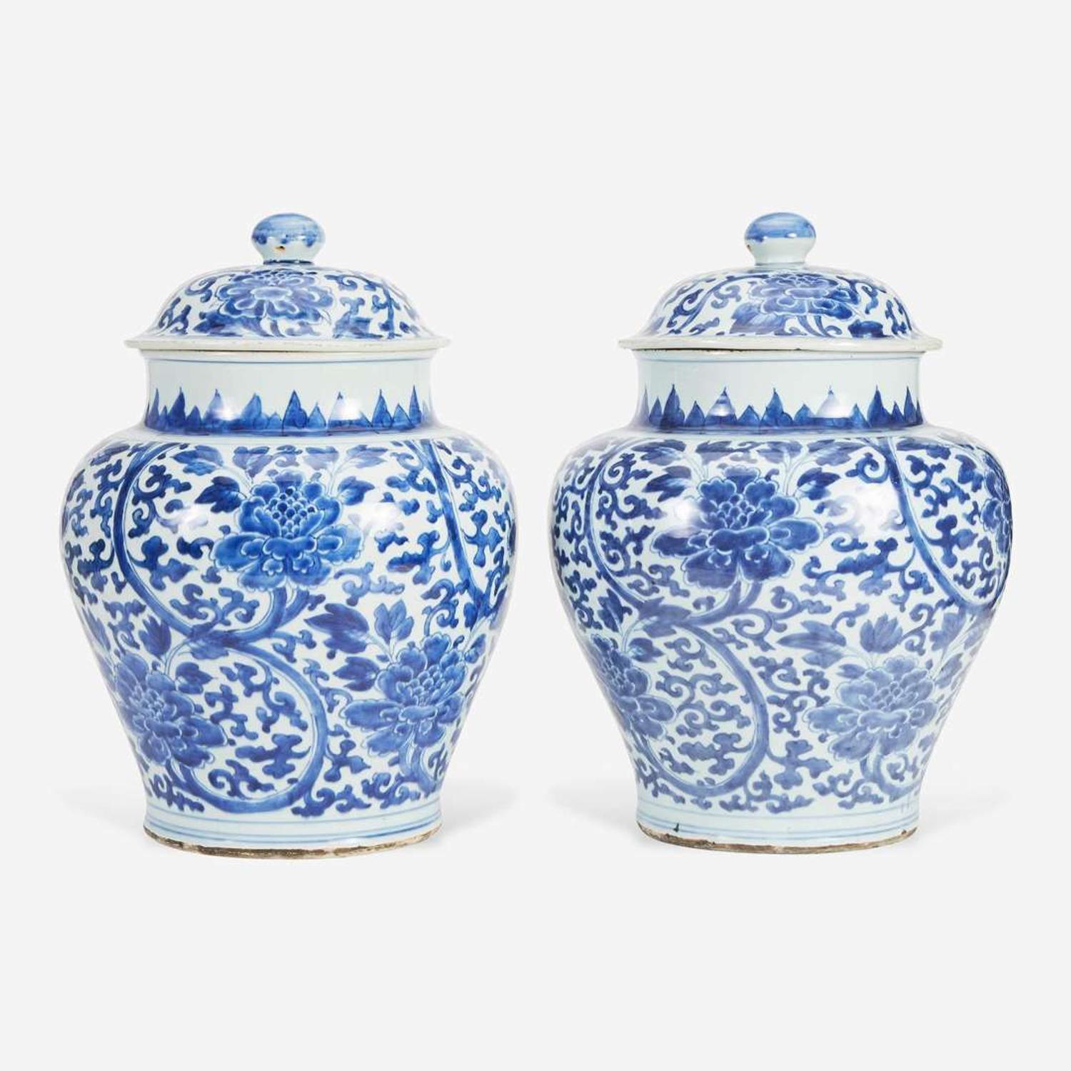 A pair of large Chinese blue and white porcelain jars and covers 青花大盖罐一对 Kangxi period ? ??