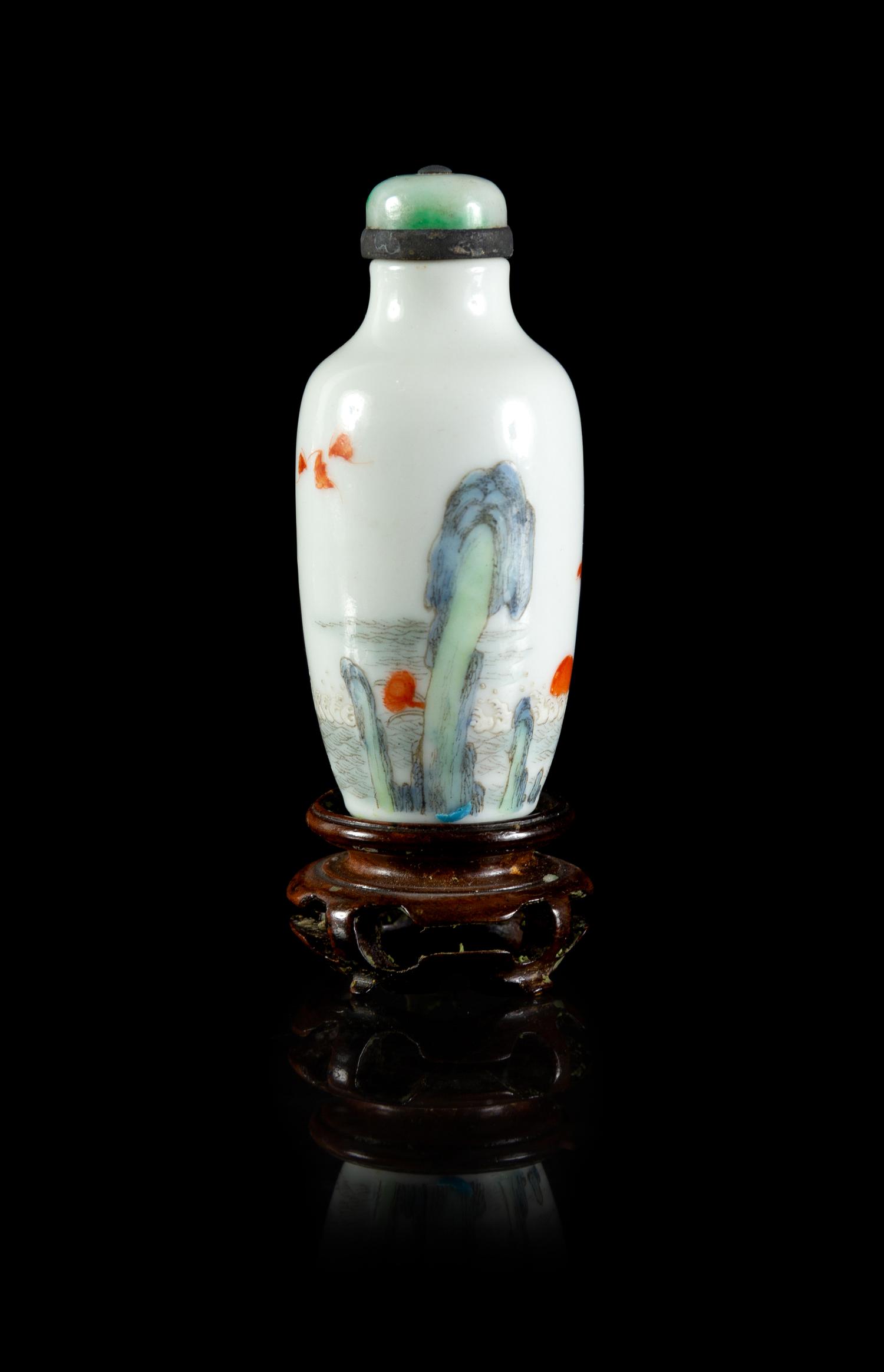 A Chinese Famille Rose Porcelain Snuff Bottle
