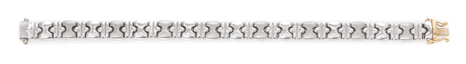 An 18 Karat Yellow and White Gold Reversible Bracelet, 14.90 dwts.
