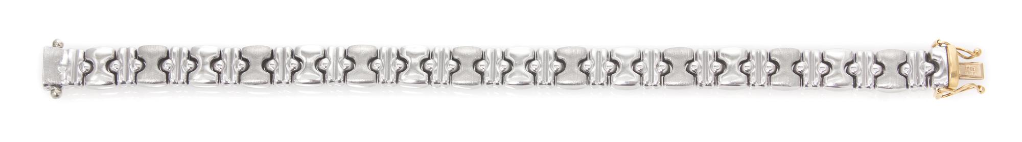 An 18 Karat Yellow and White Gold Reversible Bracelet, 14.90 dwts.