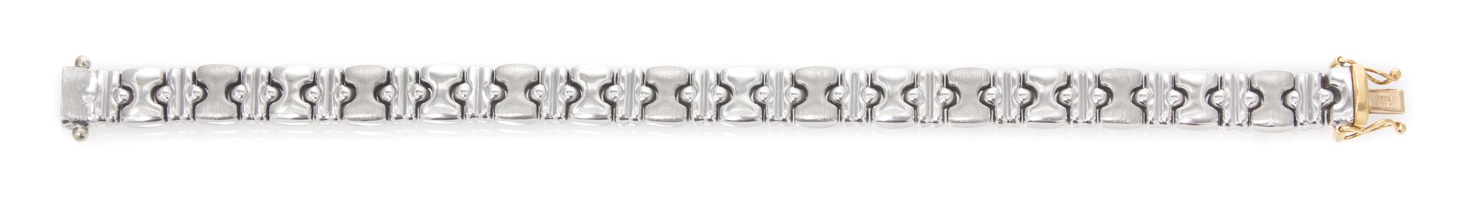 An 18 Karat Yellow and White Gold Reversible Bracelet, 14.90 dwts.