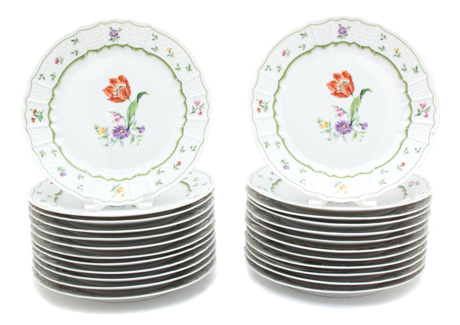 Twenty-Four Heinrich Chambord Porcelain Dinner Plates Diameter 10 1/2 inches. — GERMANY, 20TH CENTURY