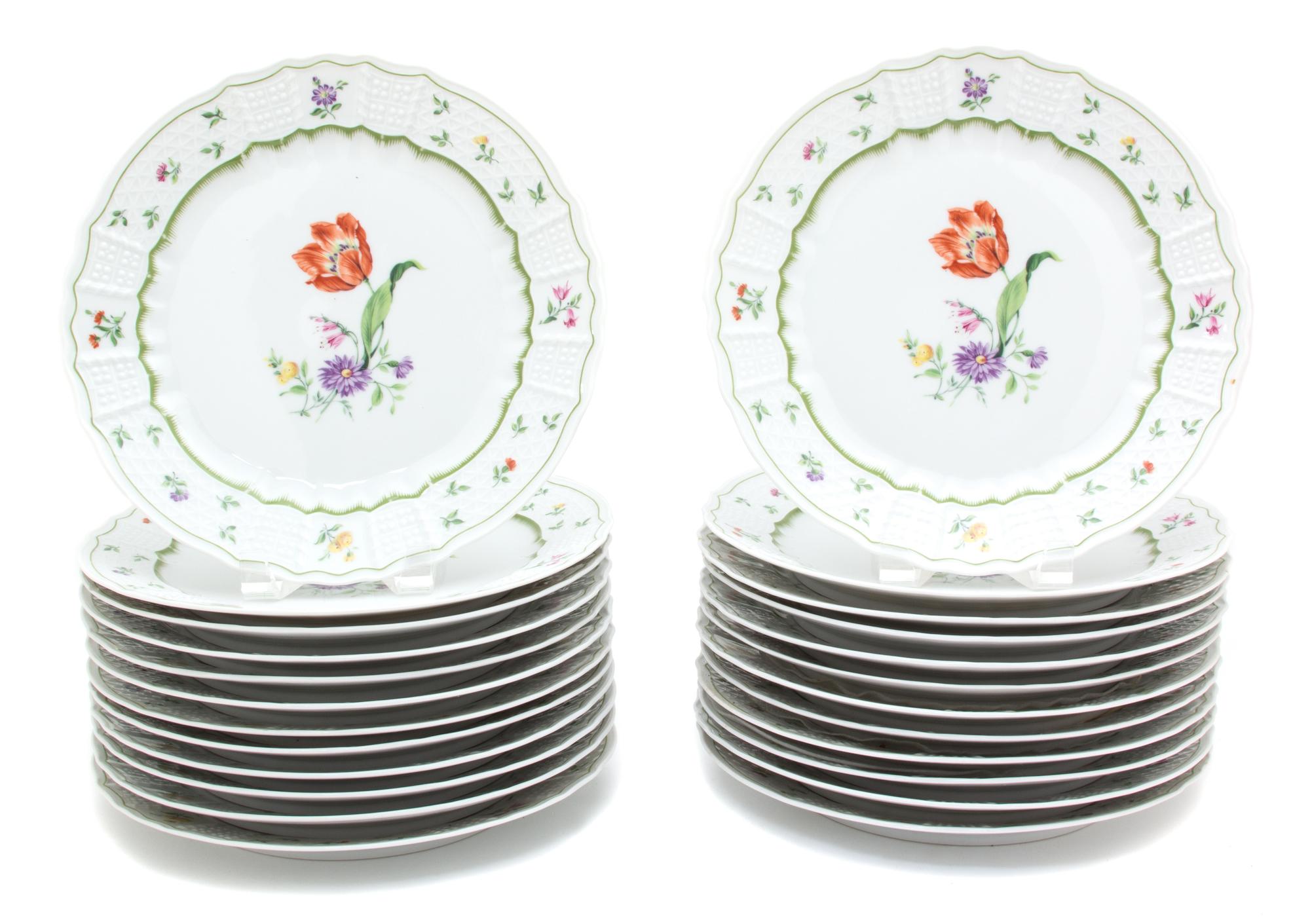 Twenty-Four Heinrich Chambord Porcelain Dinner Plates Diameter 10 1/2 inches. — GERMANY, 20TH CENTURY