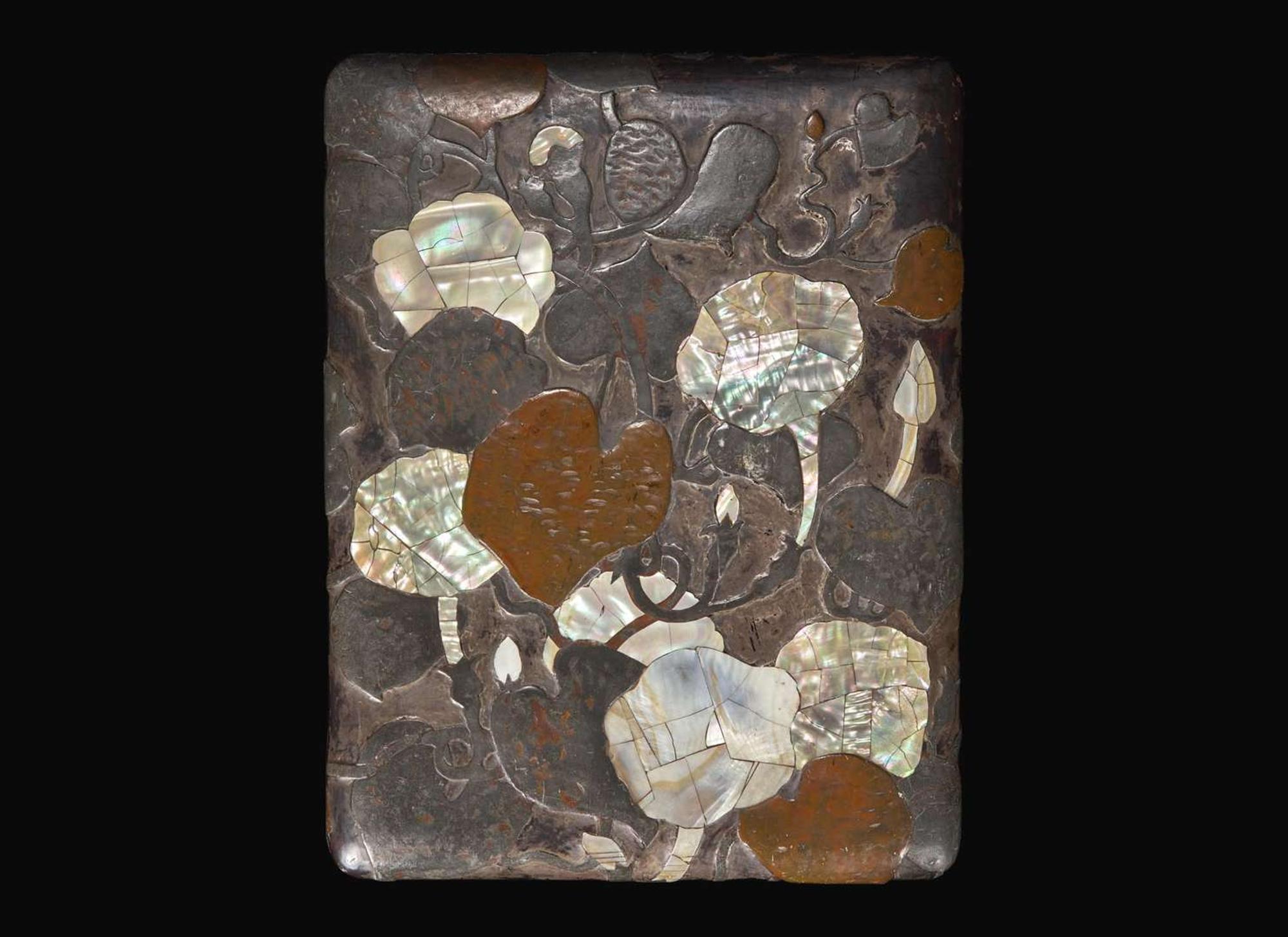 A Japanese Rinpa style metal and mother of pearl-inlaid lacquer "Morning Glories" box, Edo to Meiji period 琳派嵌百寶漆盒 江戶至明治