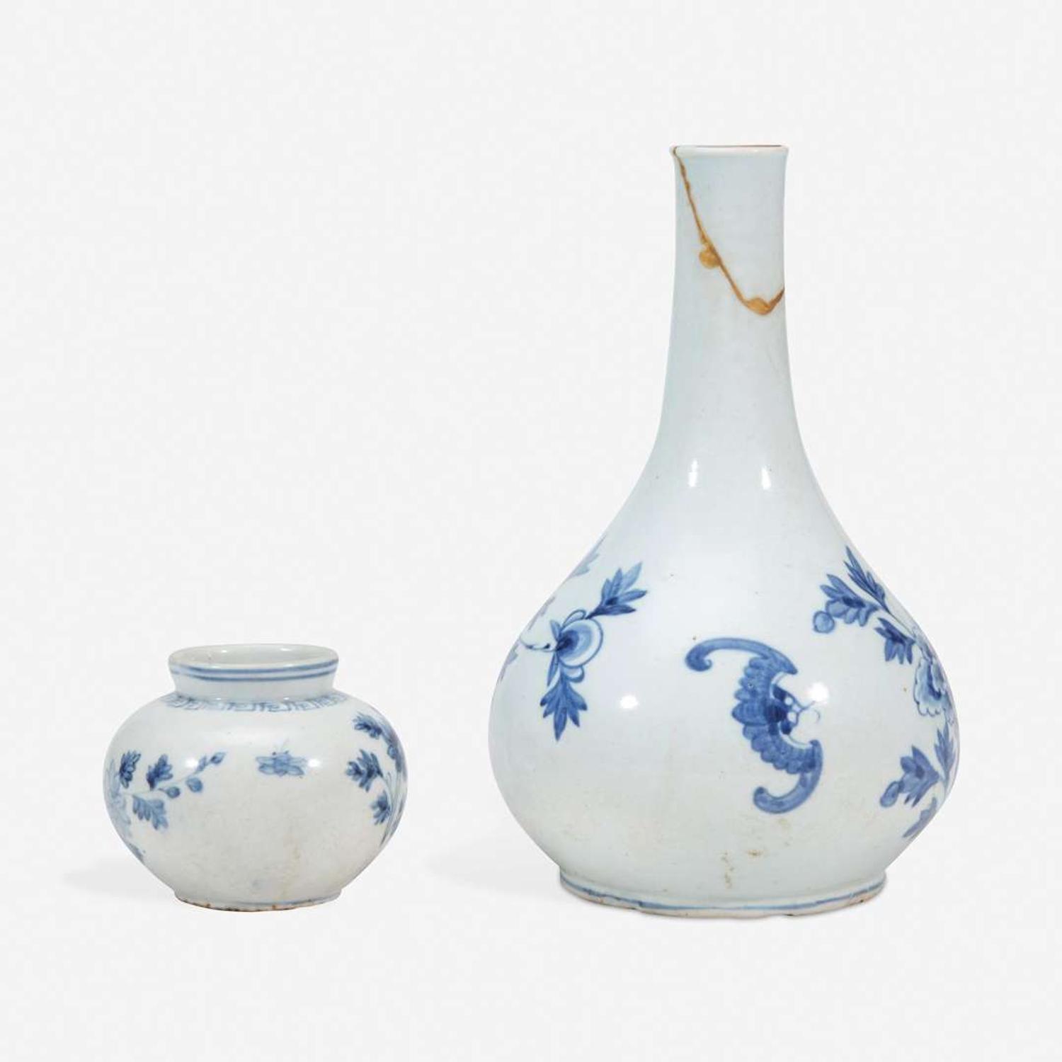 Two Korean blue and white porcelain vases 高丽青花瓷一组两件