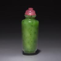 A Chinese Spinach Jade Snuff Bottle, Qing Dynasty — 清 碧玉素面鼻煙壺