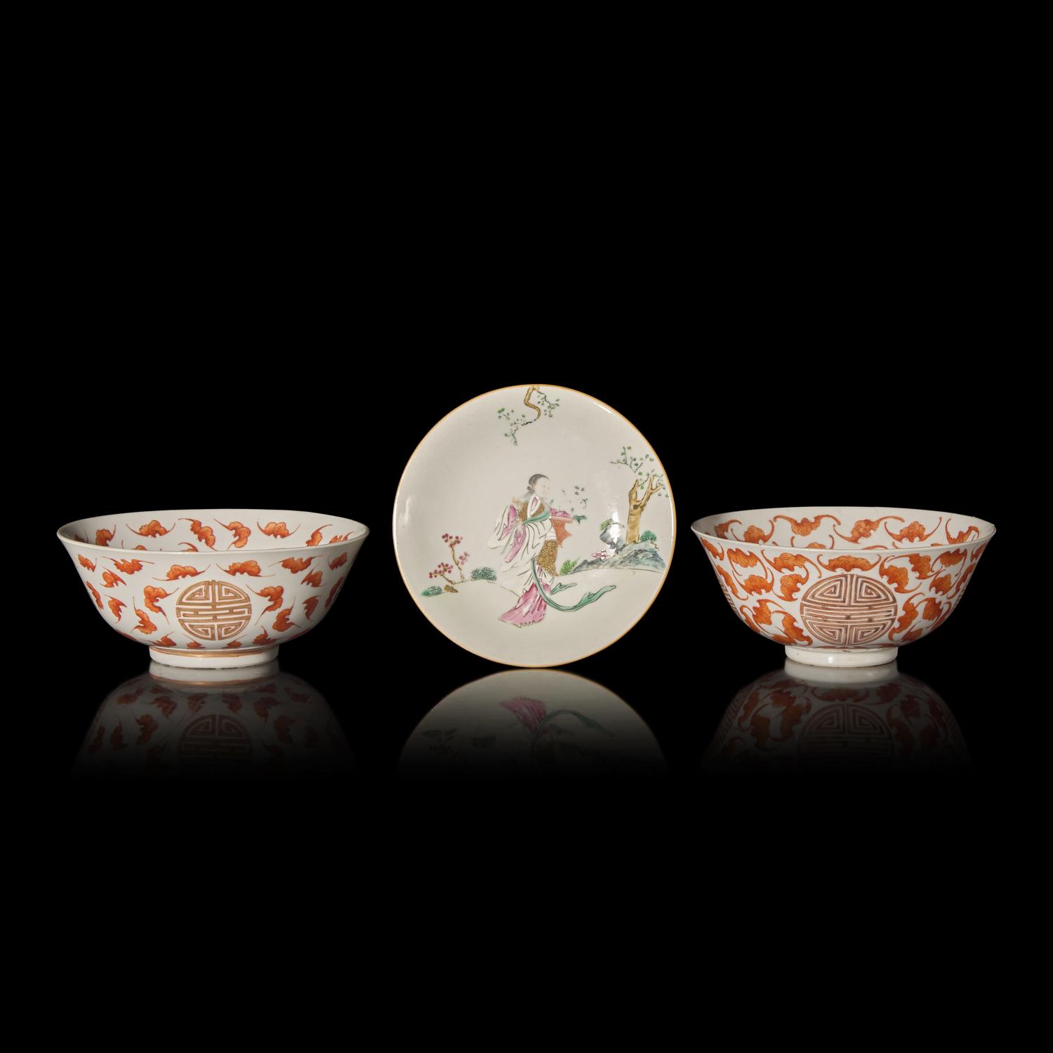 A Chinese Famille Rose Dish and an Associated Pair of Iron-Red "Bats" Bowls, 19th to 20th Century 晚清-民國 粉彩仕女圖賞盤及礬紅彩蝠壽紋碗兩隻