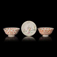 A Chinese Famille Rose Dish and an Associated Pair of Iron-Red "Bats" Bowls, 19th to 20th Century 晚清-民國 粉彩仕女圖賞盤及礬紅彩蝠壽紋碗兩隻