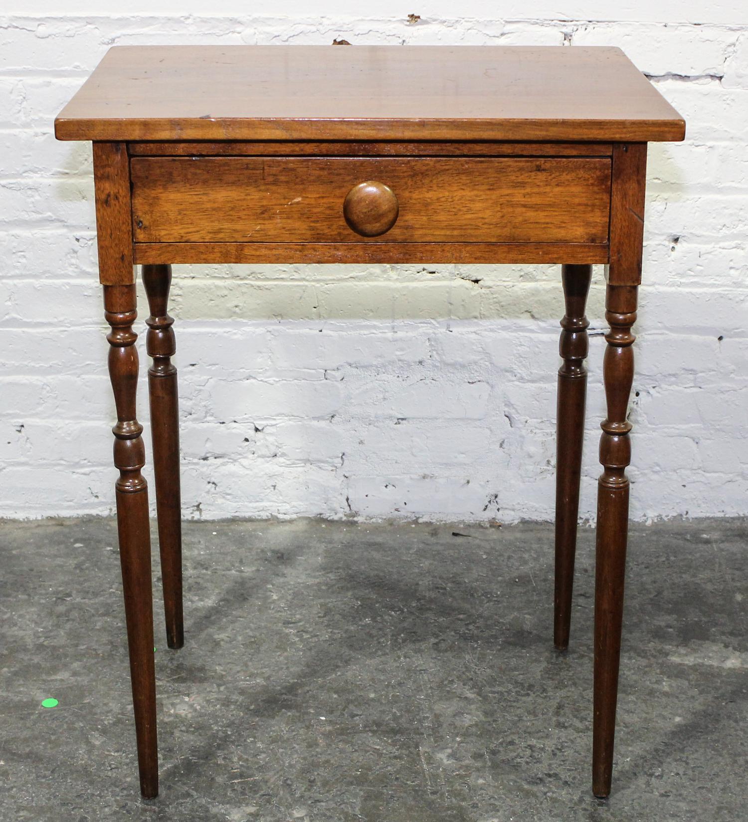 An American Maple Side Table Height 29 1/2 x width 23 1/4 x depth 16 3/4 inches. — 19TH/20TH CENTURY
