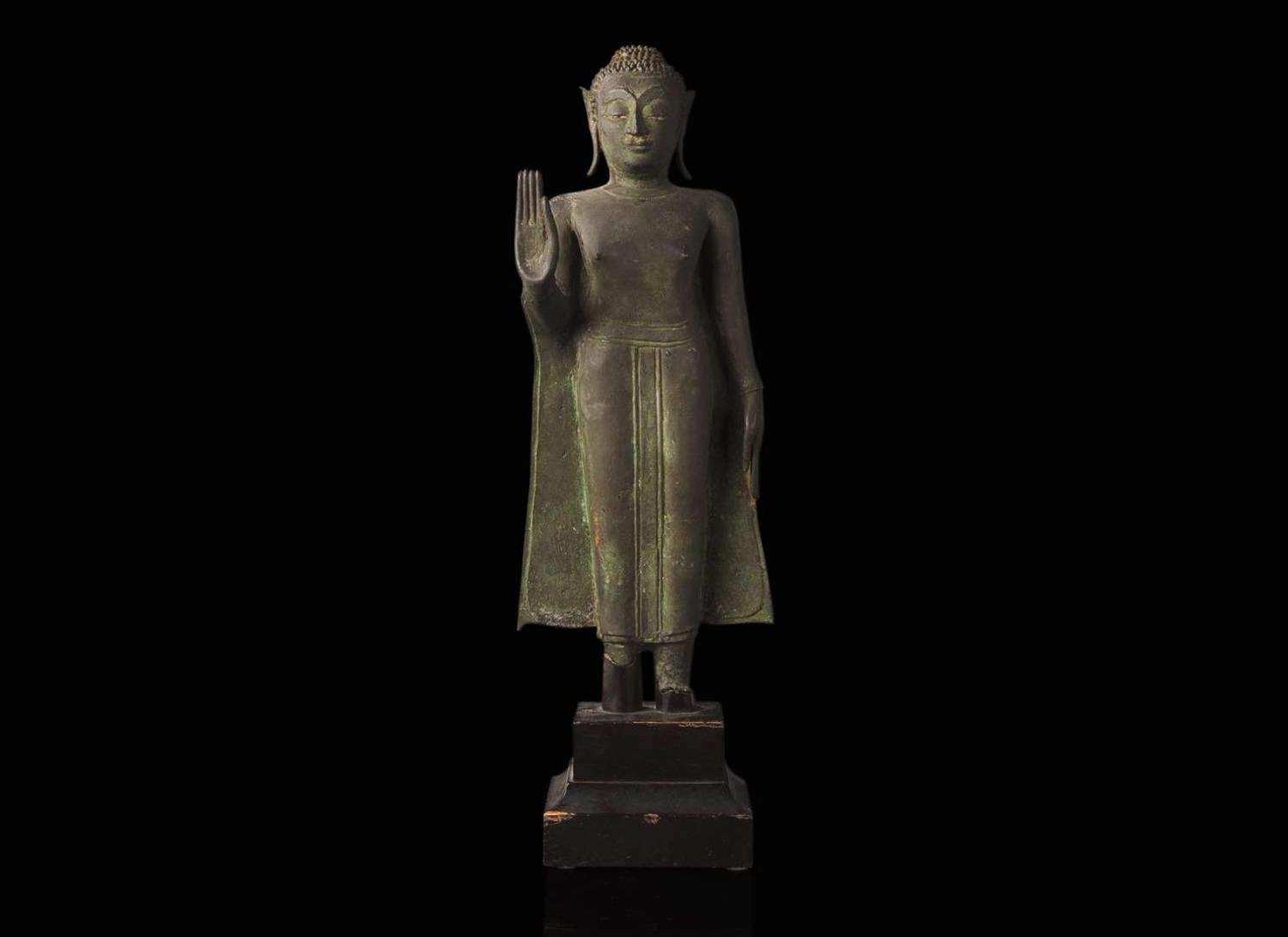 A Thai Lan Na style bronze figure of a standing Buddha, 18th century or earlier 泰國蘭納風格立佛 十八世紀或更早