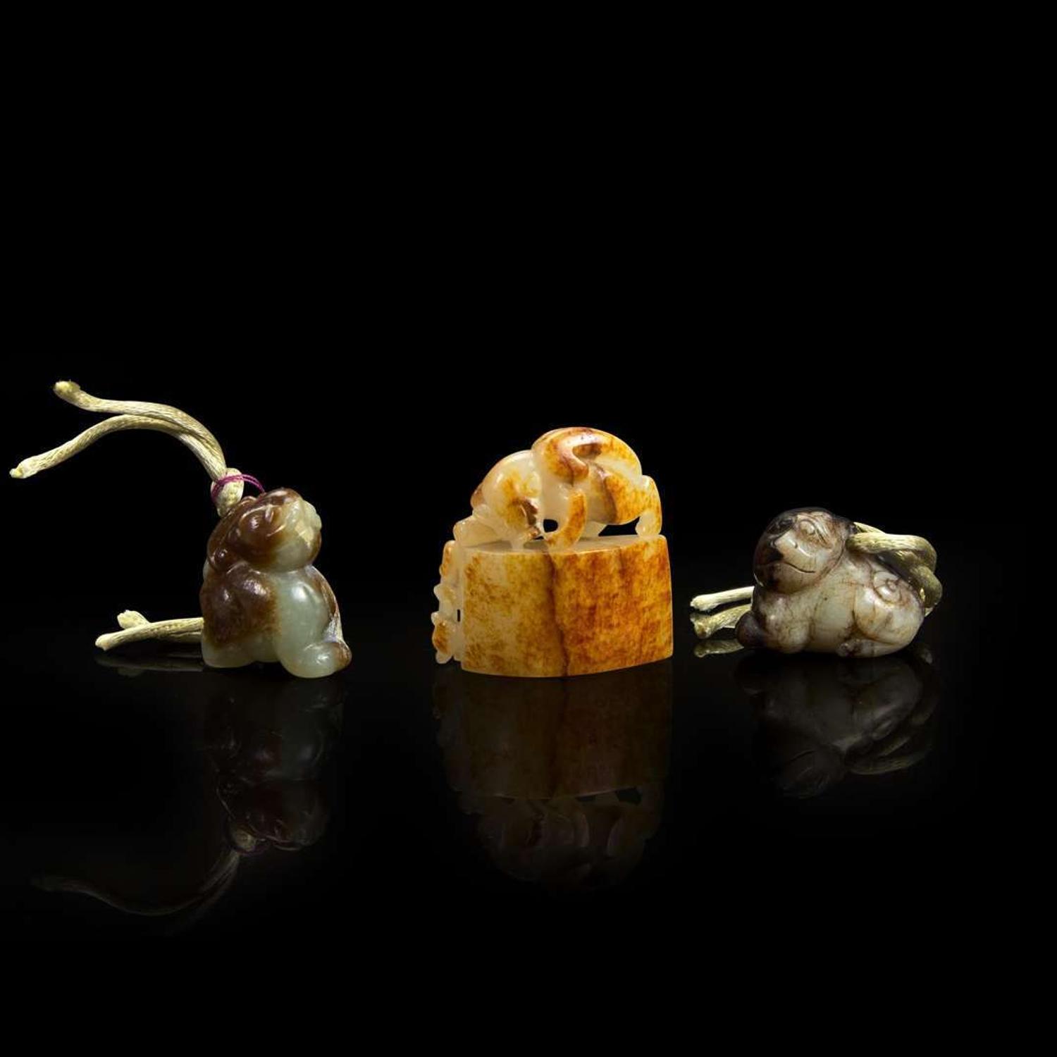 Three small Chinese jade carvings 玉器小件一组三件