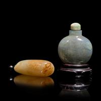 Two Chinese Jade and Jadeite Snuff Bottles, 19th-20th Century 晚清民國 帶皮白玉隨形鼻煙壺及翡翠和氣圖鼻煙壺各一支