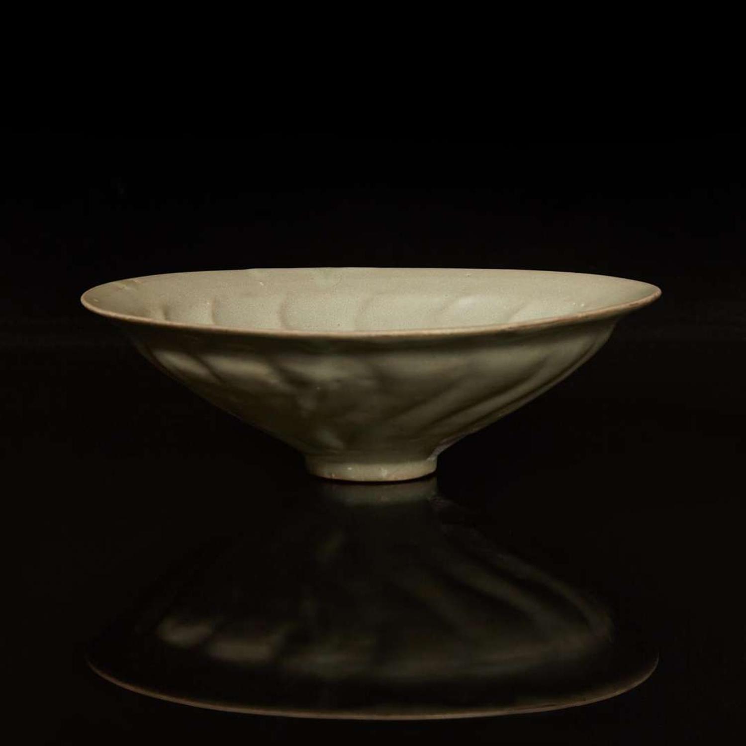 A Korean fluted celadon-glazed bowl 高麗青瓷螺旋紋盌 Goryeo dynasty, 14th century ?? ????