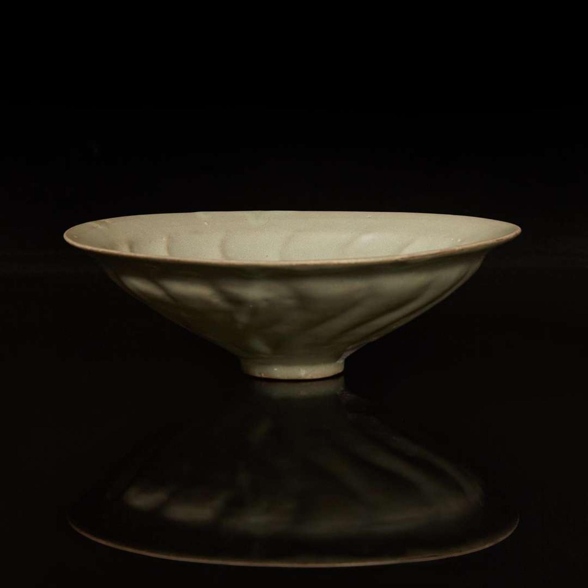 A Korean fluted celadon-glazed bowl 高麗青瓷螺旋紋盌 Goryeo dynasty, 14th century ?? ????