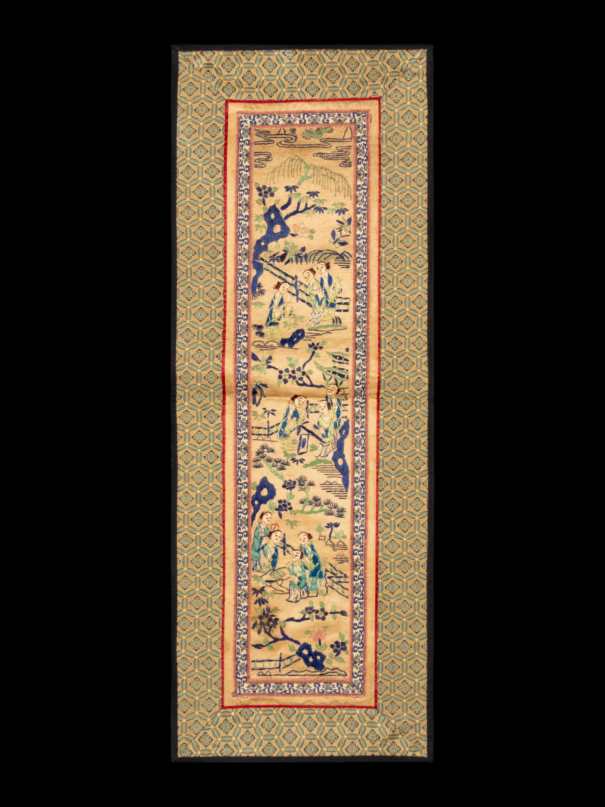 A Collection of 33 Chinese Embroidered Silk Panels 近代 綉片33幅