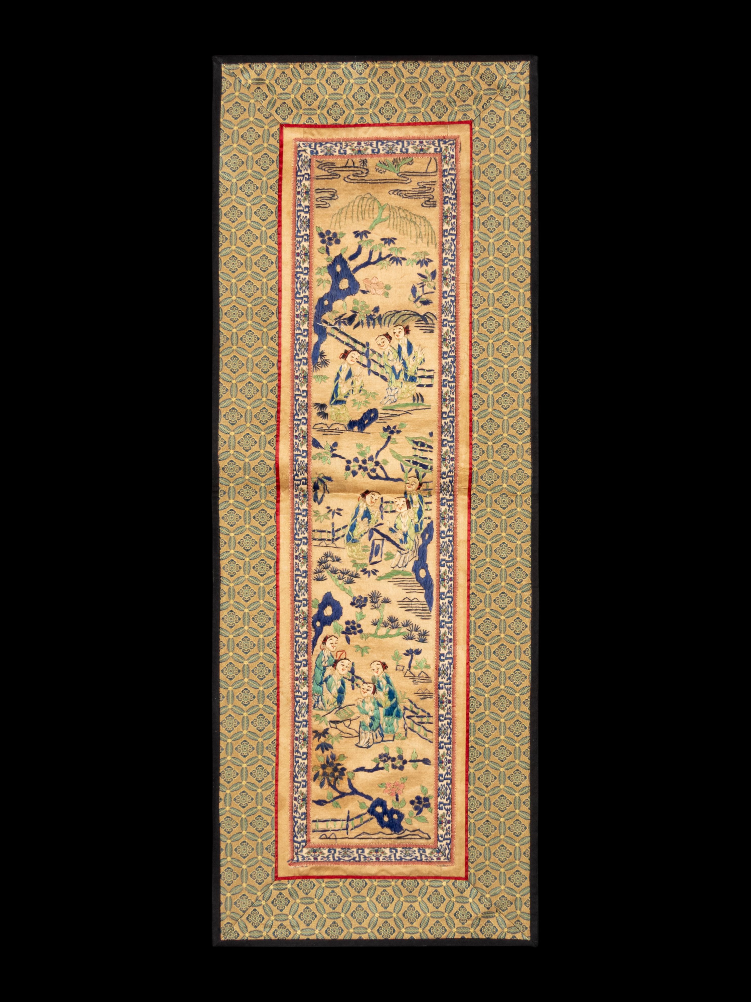 A Collection of 33 Chinese Embroidered Silk Panels 近代 綉片33幅