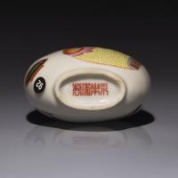 A Chinese Famille Rose Enameled "Crickets" Snuff Bottle, Qing Dynasty, Daoguang Period, Circa 1821-1850 — 1821-1850年 粉彩蟈蟈圖鼻煙壺
