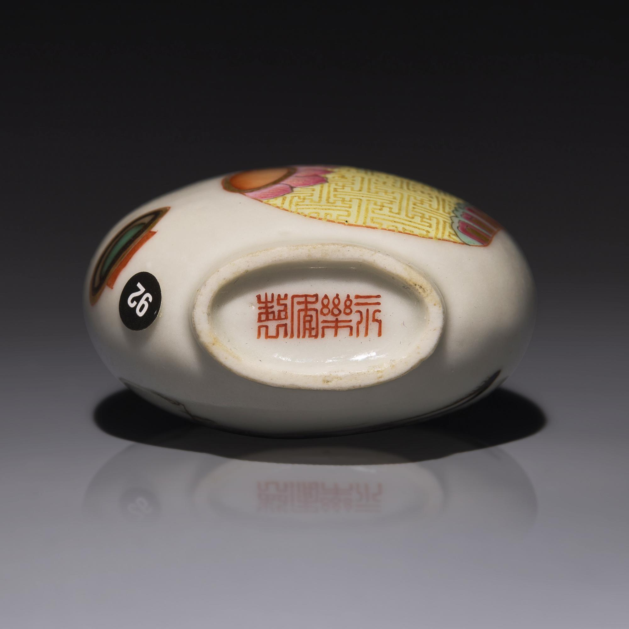 A Chinese Famille Rose Enameled "Crickets" Snuff Bottle, Qing Dynasty, Daoguang Period, Circa 1821-1850 — 1821-1850年 粉彩蟈蟈圖鼻煙壺
