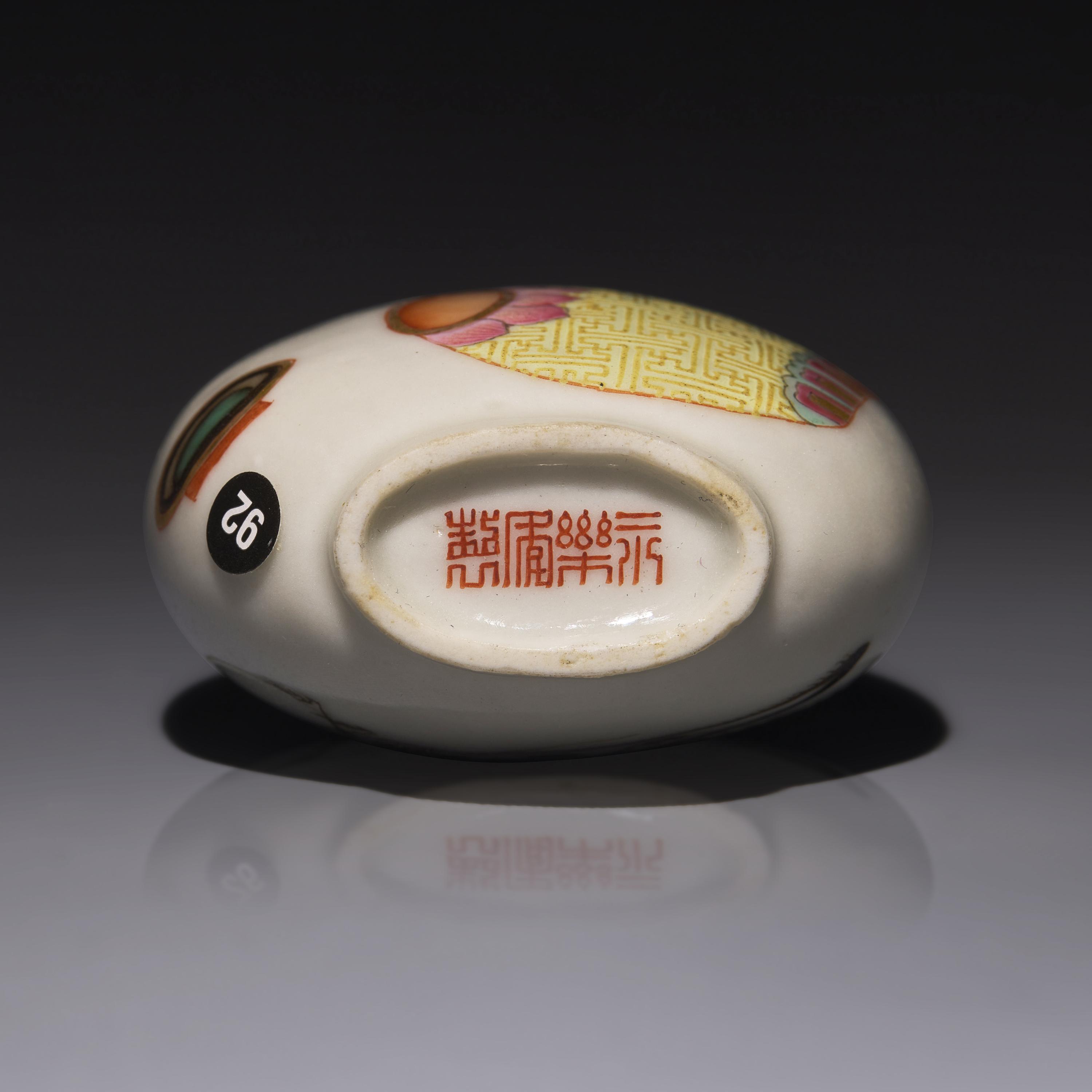 A Chinese Famille Rose Enameled "Crickets" Snuff Bottle, Qing Dynasty, Daoguang Period, Circa 1821-1850 — 1821-1850年 粉彩蟈蟈圖鼻煙壺