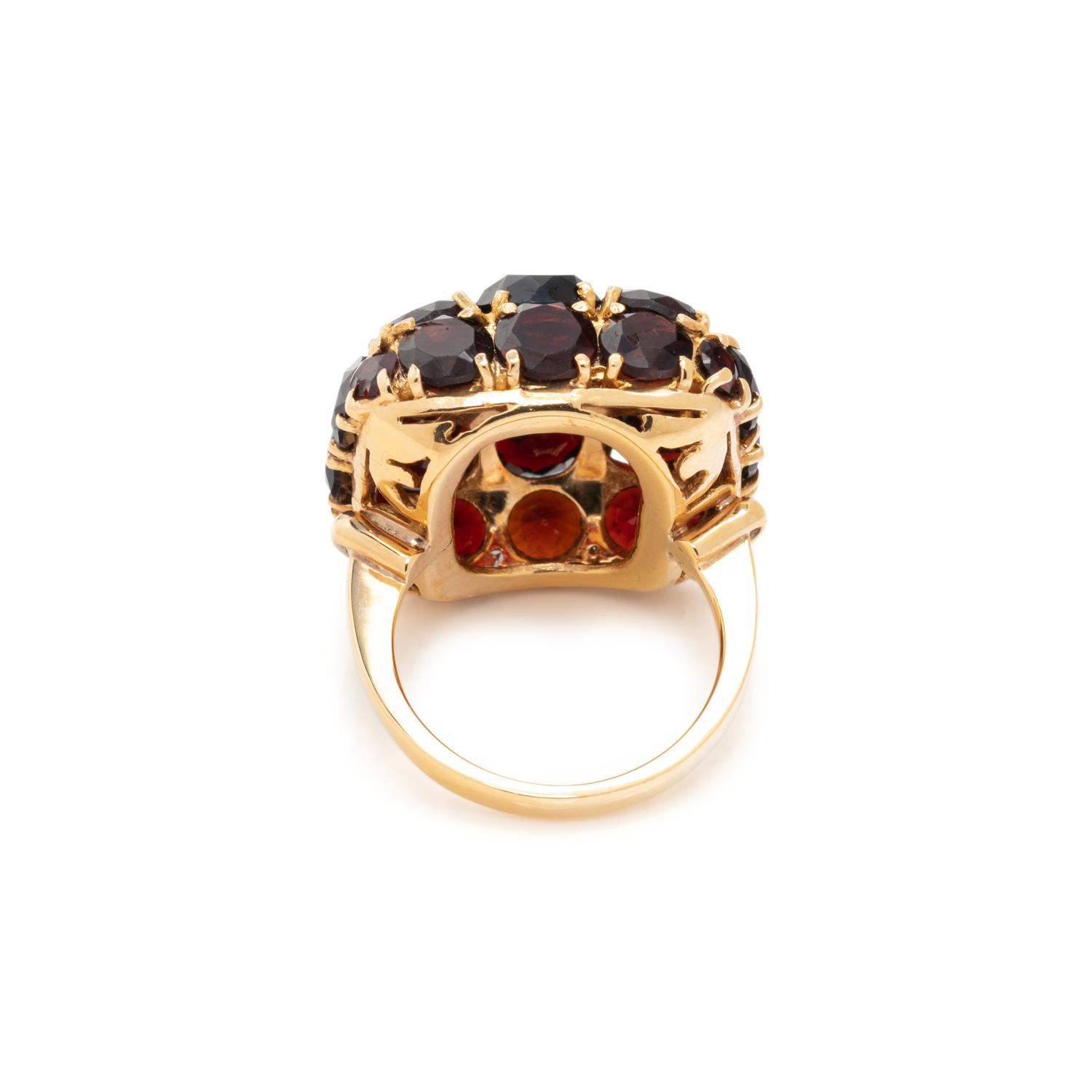 YELLOW GOLD AND GARNET RING