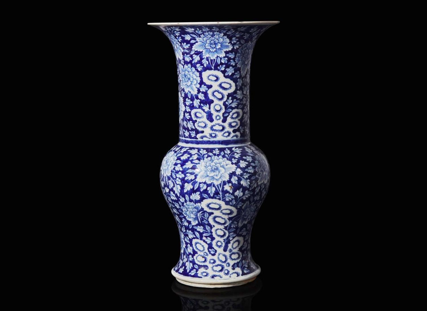 A Chinese blue and white yenyen vase 青花鳳尾尊