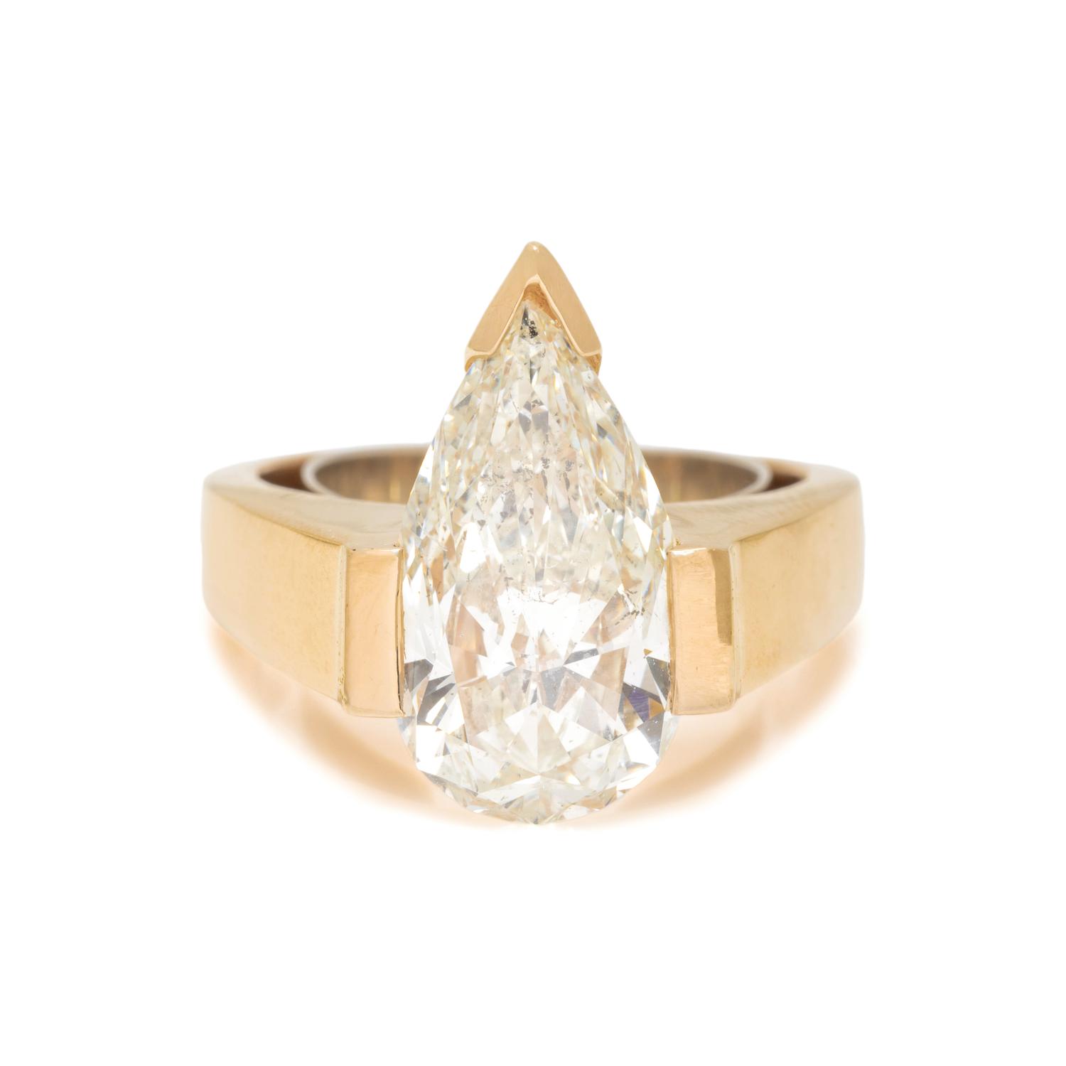 DIAMOND AND YELLOW GOLD RING