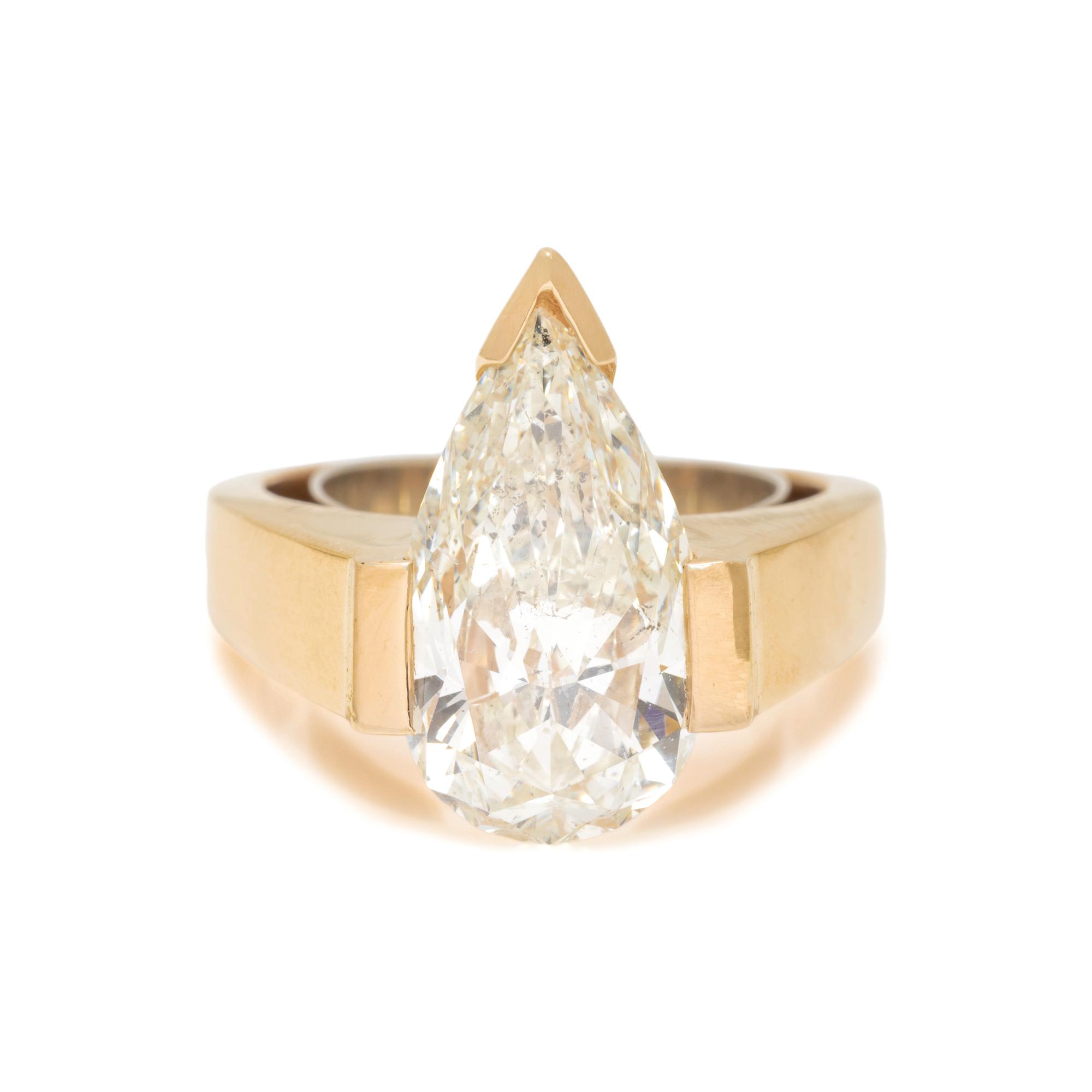 DIAMOND AND YELLOW GOLD RING