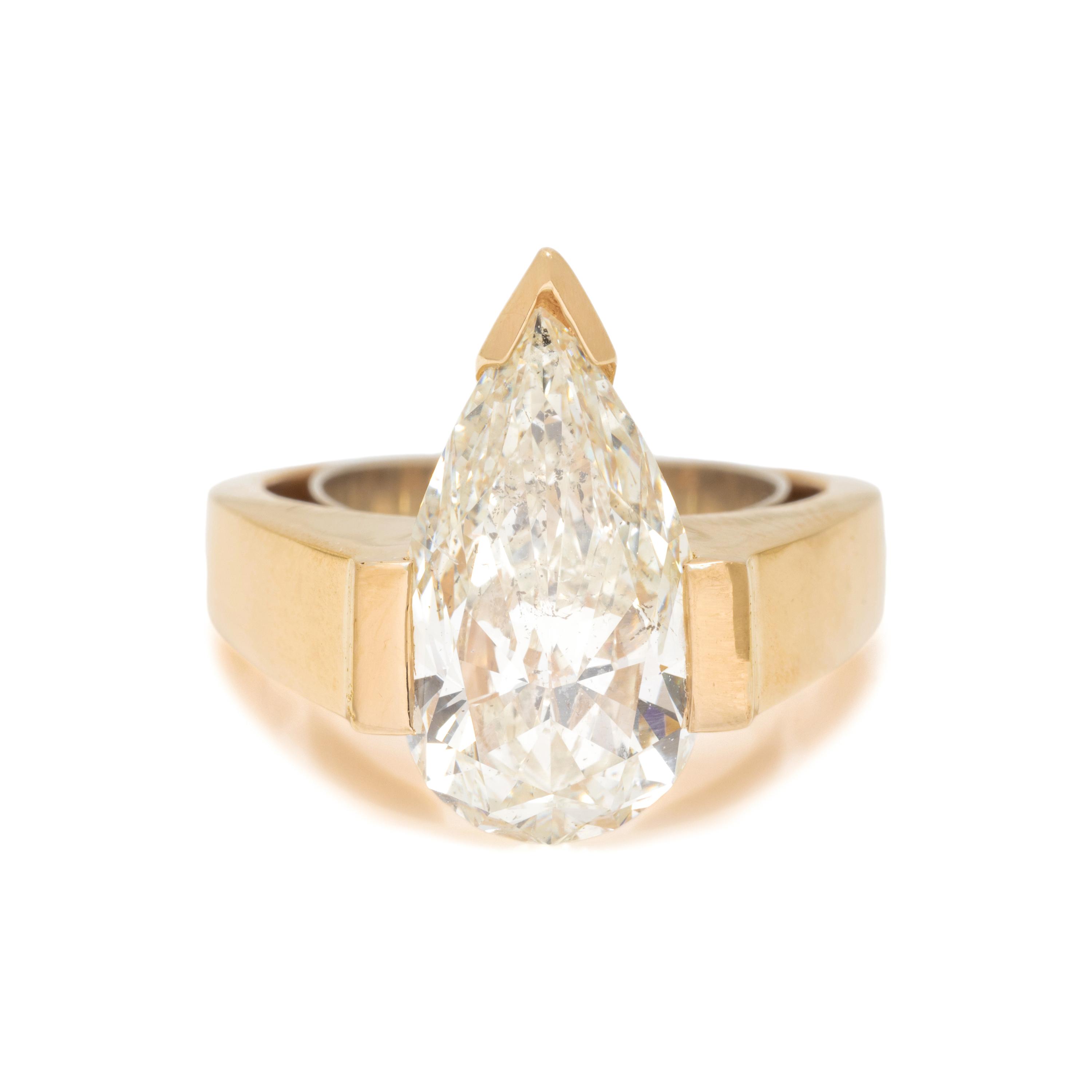 DIAMOND AND YELLOW GOLD RING