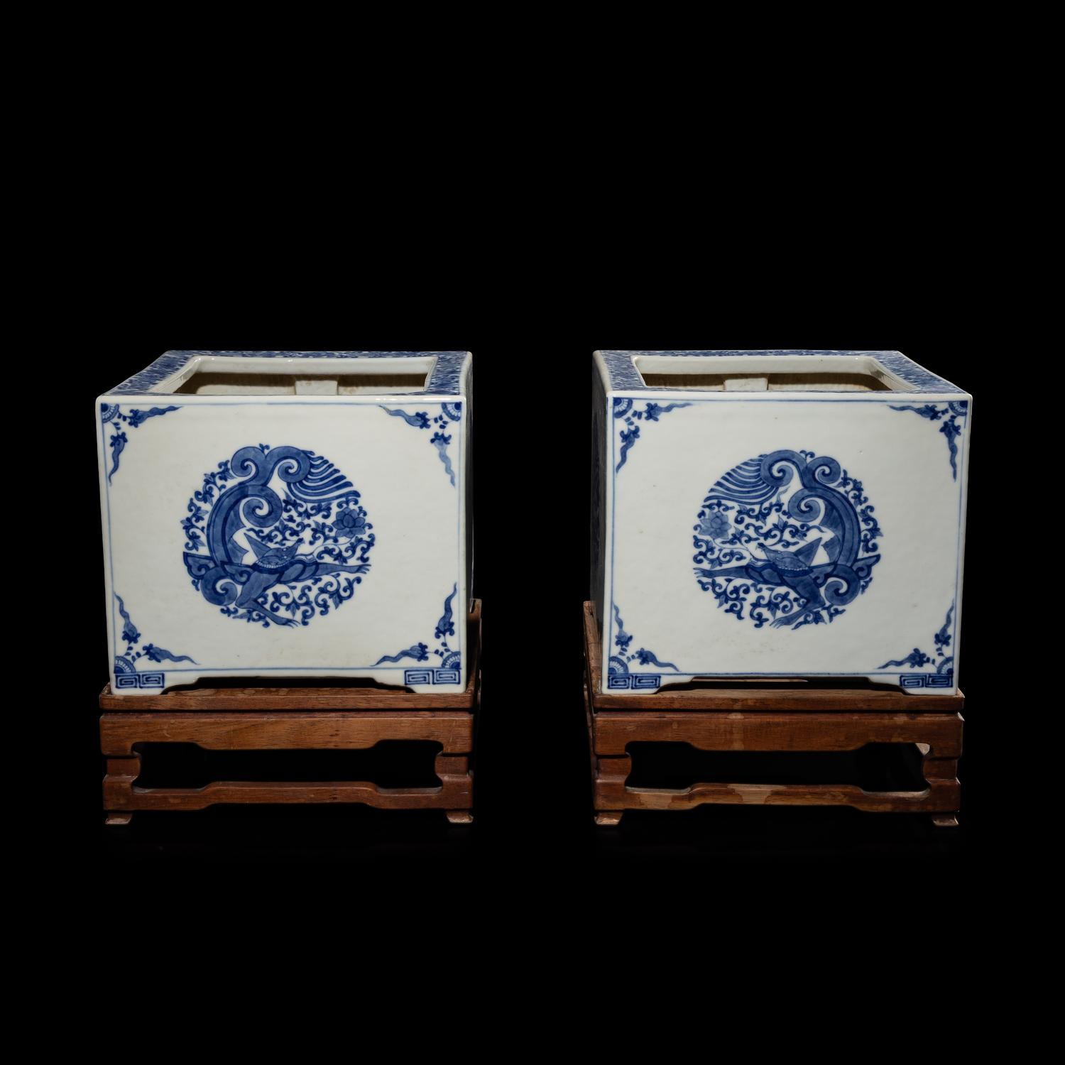 A Pair of Chinese Blue and White Rectangular Porcelain Planters, 19th Century 清晚期 青花花盆一對