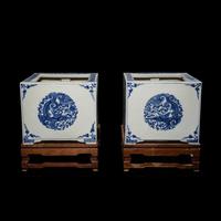 A Pair of Chinese Blue and White Rectangular Porcelain Planters, 19th Century 清晚期 青花花盆一對
