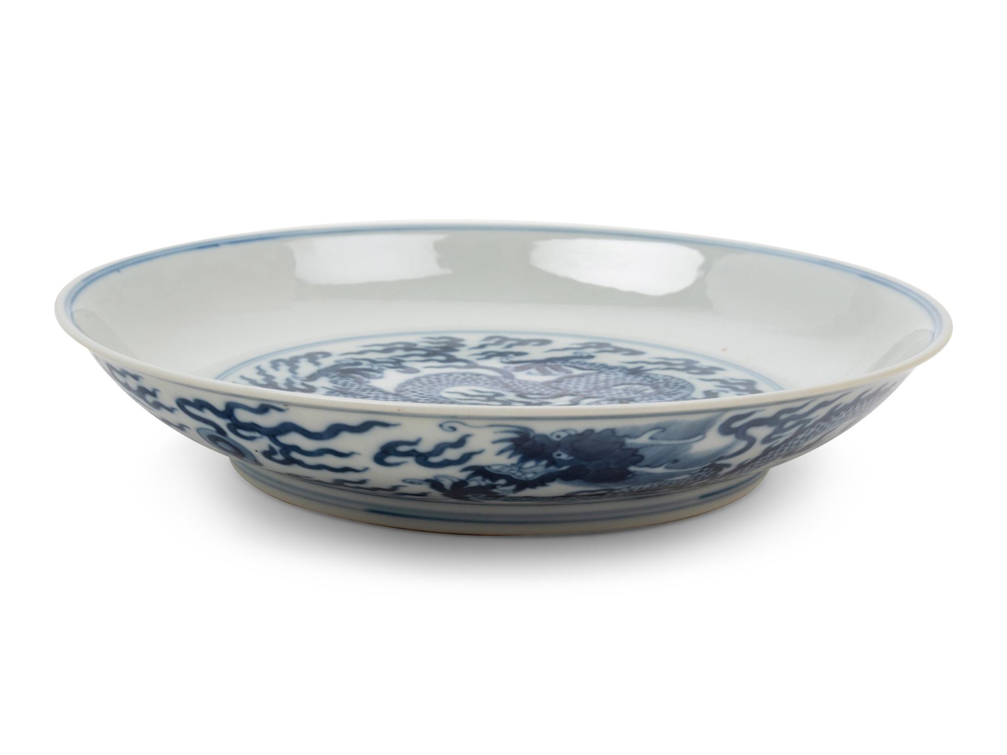 A Blue and White Porcelain 'Dragon' Dish