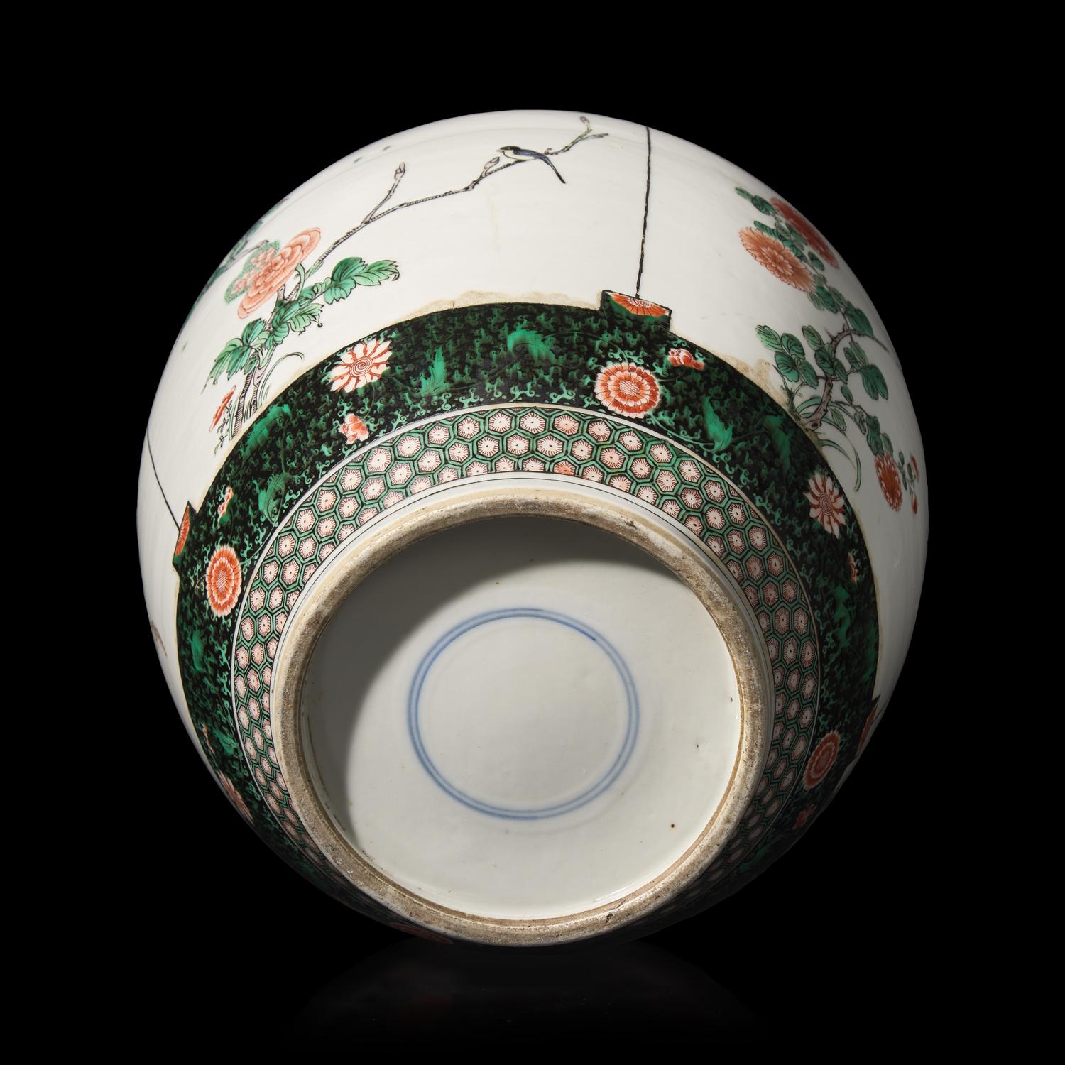 A Chinese Famille Verte Porcelain Jar, 19th Century 晚清 素三彩花卉纹罐