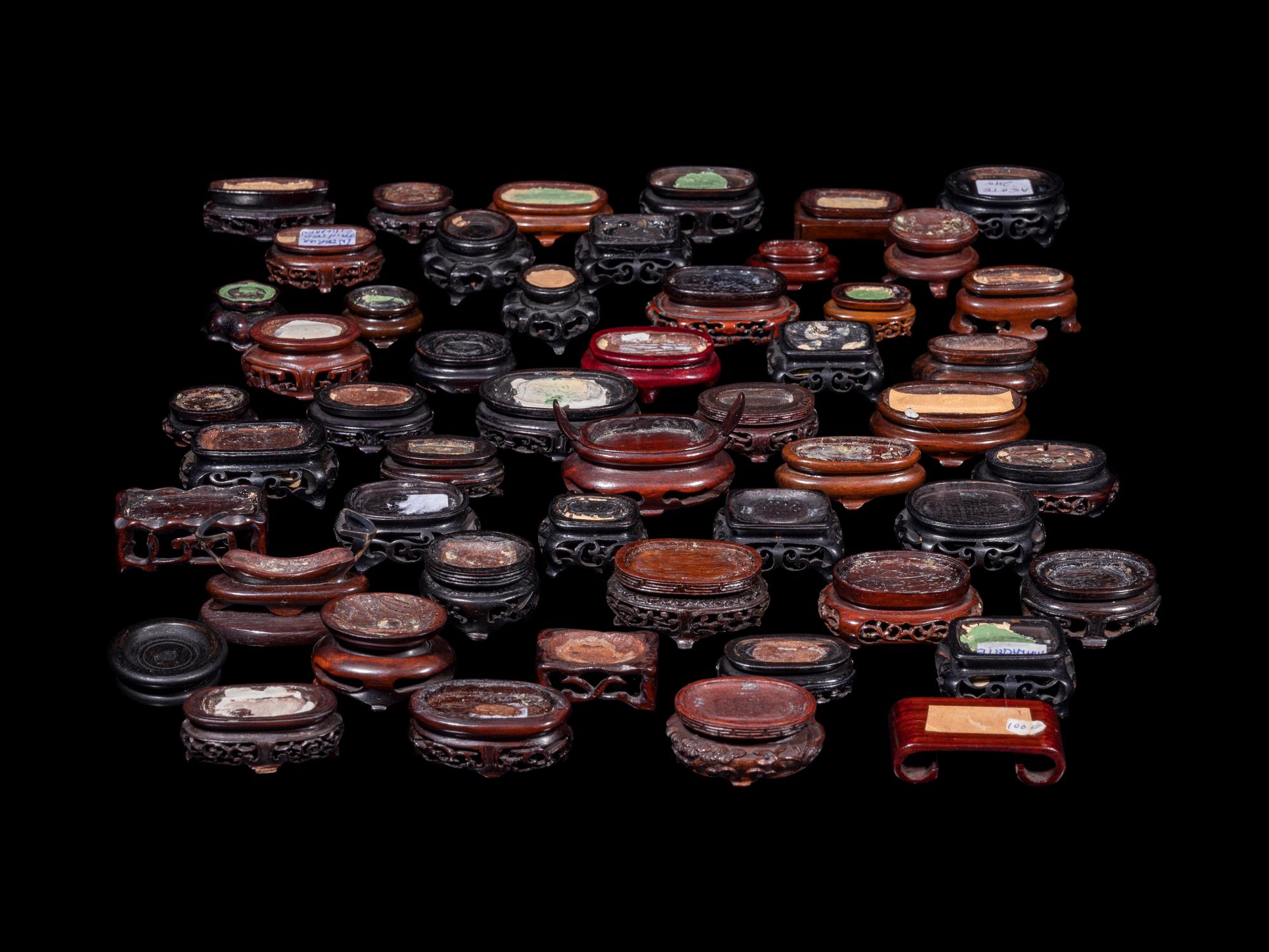 63 Chinese Snuff Bottle Displaying Articles