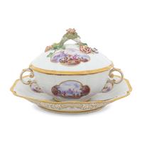 A Meissen Porcelain Ozier-Molded Scenic Tureen with Stand