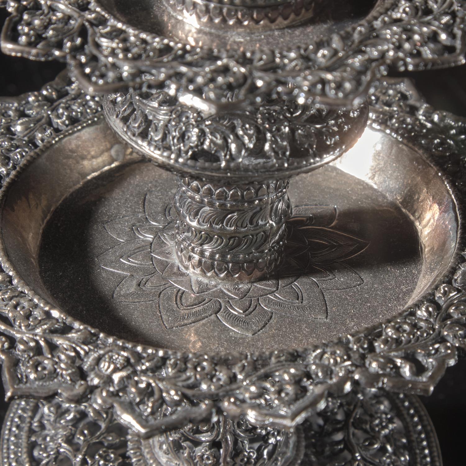 A Pair of Southeast Asian Reticulated Silver Lamps and Shades, 20th Century — 二十世紀 東南亞風格銀燈一對