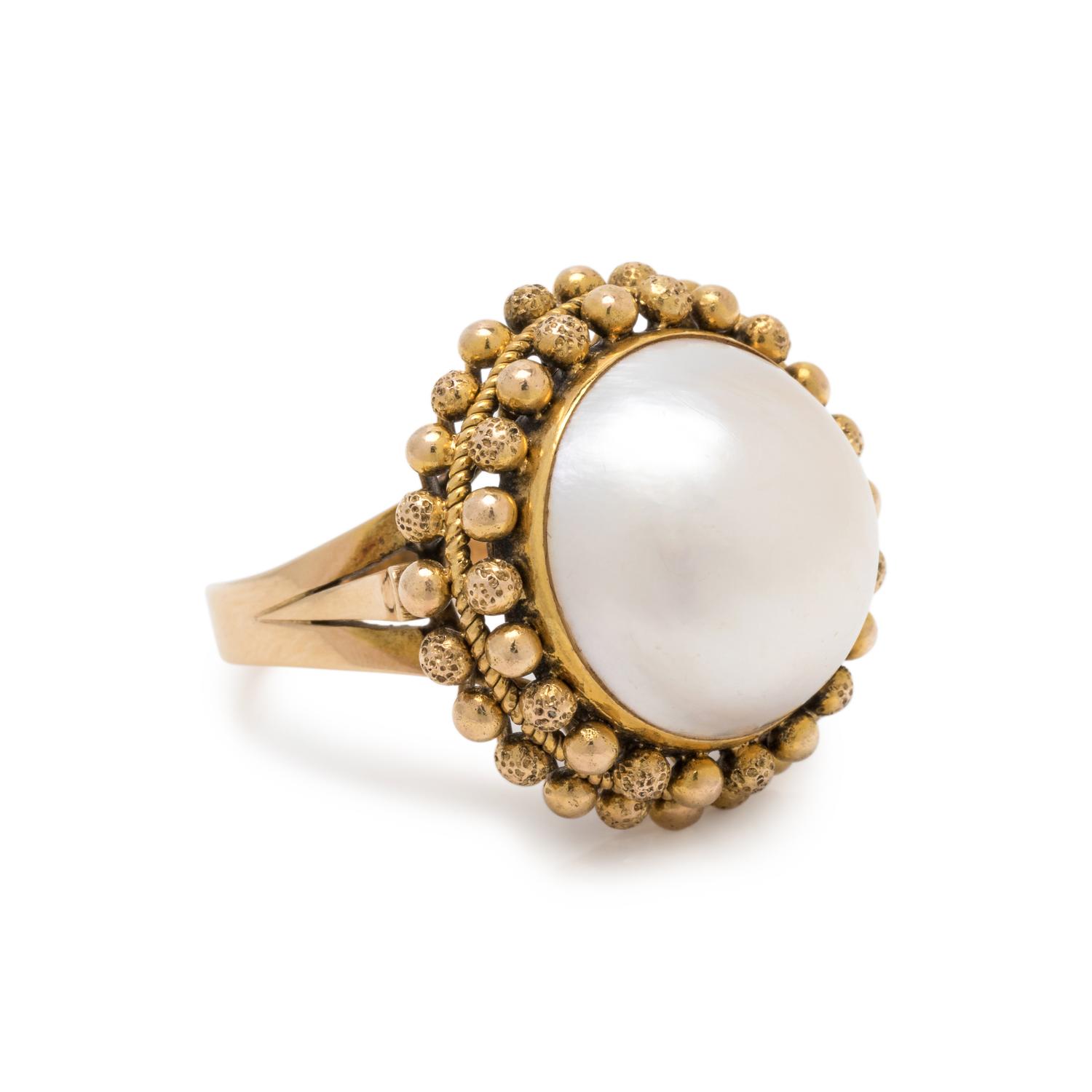 YELLOW GOLD AND CULTURED MABE PEARL RING