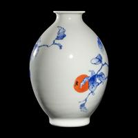 A Japanese Red, Blue, and White 'Persimmon' Porcelain Vase by Makuzu Kozan (1842-1916) 宮川香山製青花柿紋賞瓶