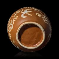 A Chinese White Slip Decorated Persimmon Ground Porcelain Jar, Ming Dynasty, Jiajing/Wanli Period — 明嘉靖/萬曆 紫金釉云鹤纹罐