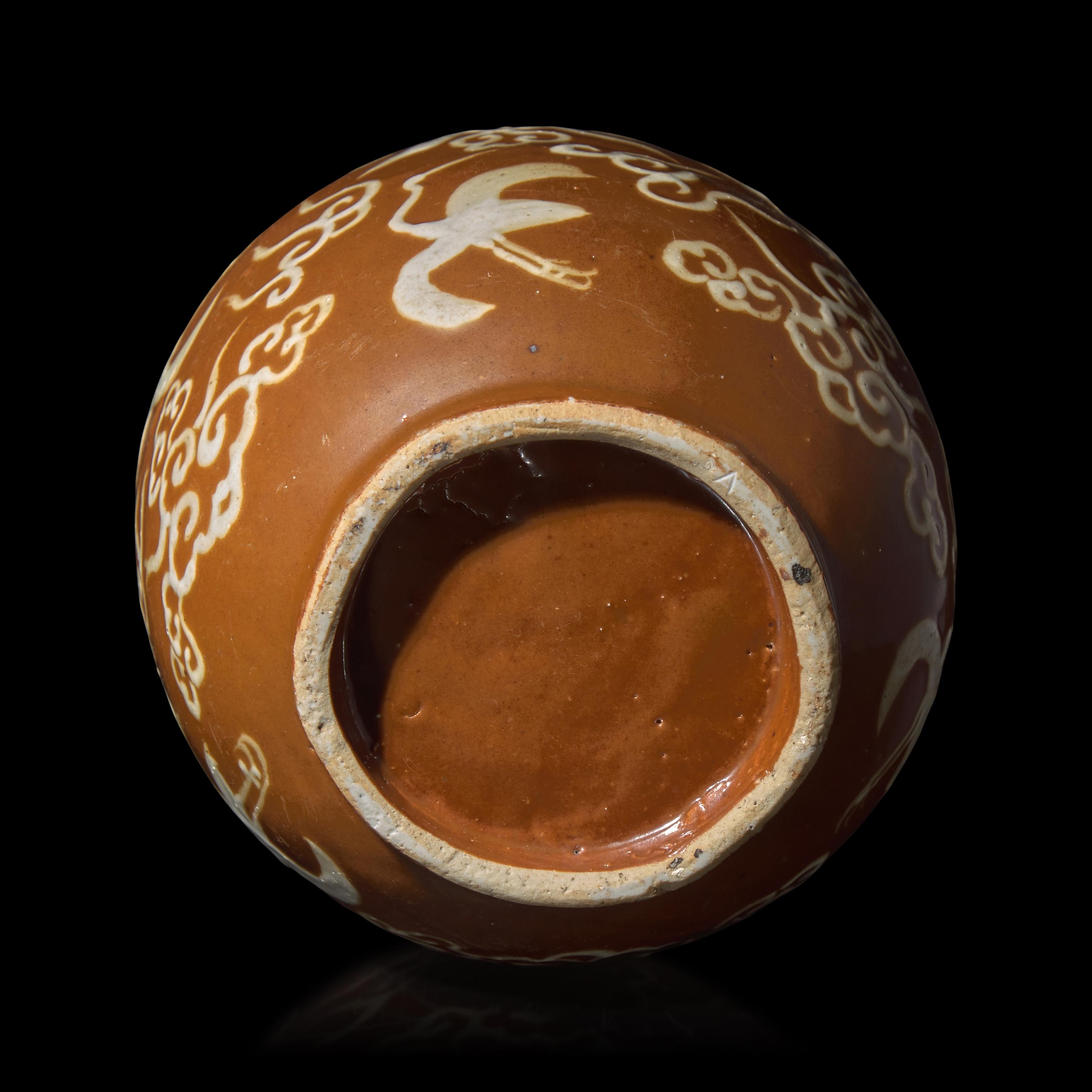 A Chinese White Slip Decorated Persimmon Ground Porcelain Jar, Ming Dynasty, Jiajing/Wanli Period — 明嘉靖/萬曆 紫金釉云鹤纹罐