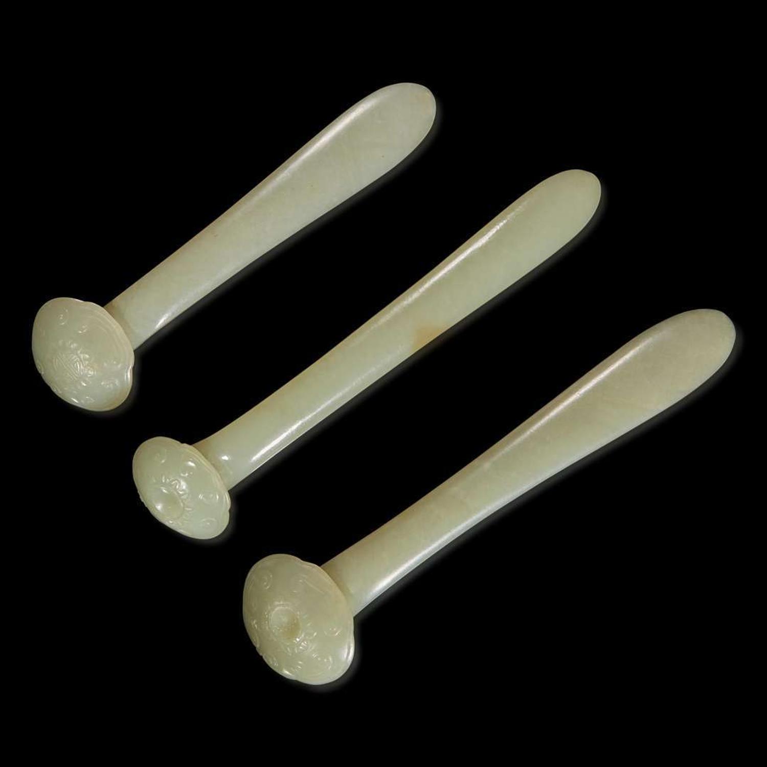 A group of seven Chinese jade items 玉飾七件