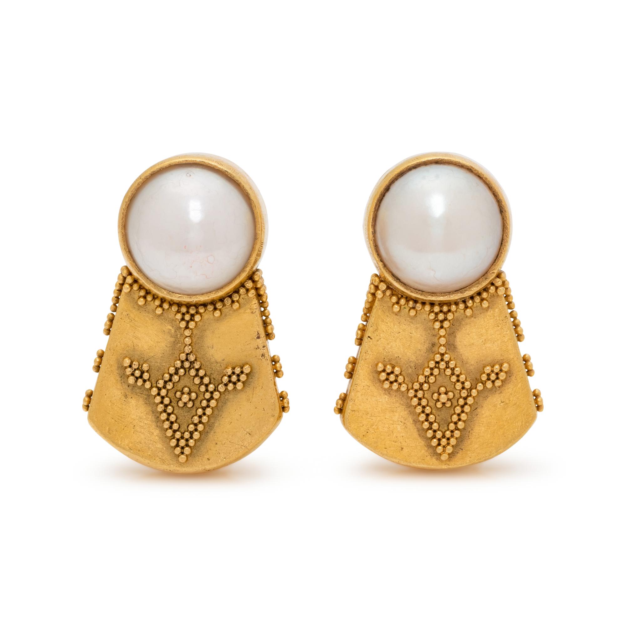 YELLOW GOLD AND CULTURED MABE PEARL EARCLIPS