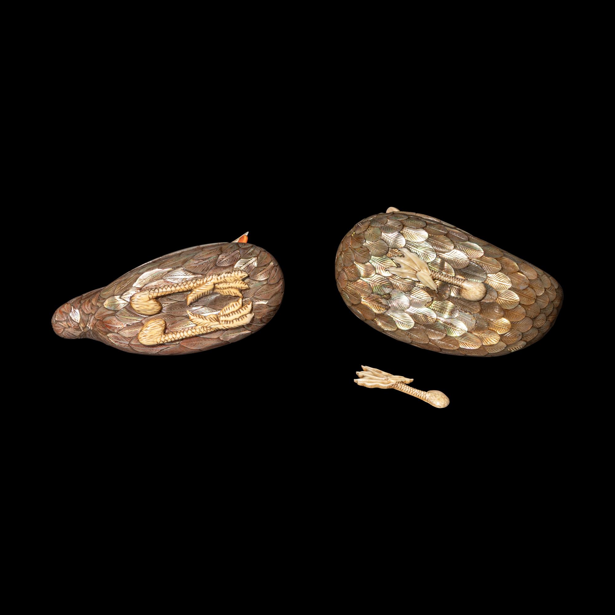 Two Chinese Mother of Pearl Bird-Form Boxes and Covers, Late 19th/Early 20th Century 晚清/民國 乾隆御製款嵌螺鈿雞鴨蓋盒一對