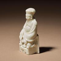 A Chinese Blanc-de-Chine Porcelain Seated Figure of a Dignitary, 17th Century — 清早期 德化白瓷文官坐像