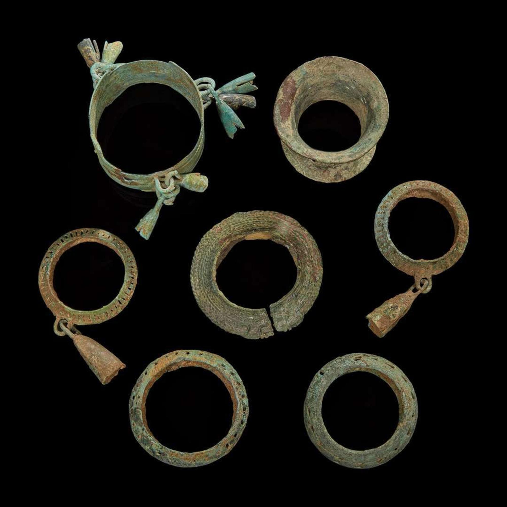 Seven assorted Vietnamese bronze bracelets and leg ornaments 越南青銅環飾一組七件 Dong Son Culture, circa 500 BC ?? ???500?