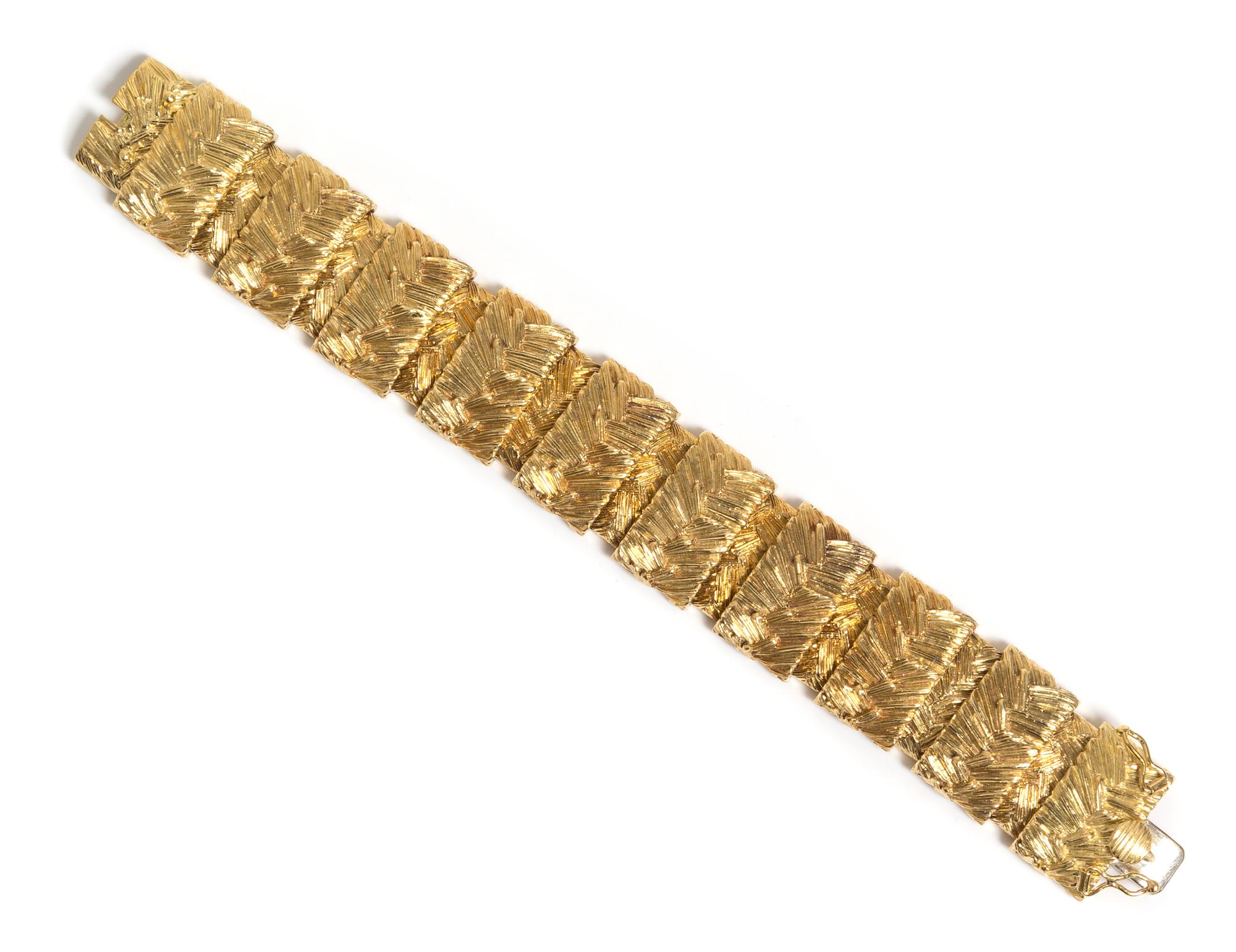 An 18 Karat Yellow Gold Link Bracelet, 64.40 dwts.